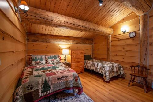 Ein Bett oder Betten in einem Zimmer der Unterkunft The Log Cabin