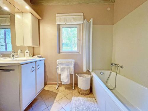 Vannituba majutusasutuses Maison de campagne avec piscine privée, 4 personnes - FR-1-824-9