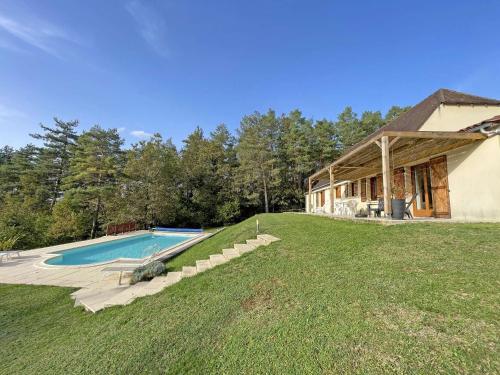 une image d'une maison avec piscine dans l'établissement Maison plain-pied avec piscine privée au cœur du Périgord - FR-1-824-18, à Tursac