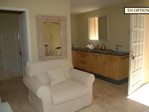 - un salon avec un canapé blanc et un lavabo dans l'établissement Maison privée avec piscine chauffée, 10 pers., Saint-Chamassy - FR-1-824-15, à Saint-Chamassy