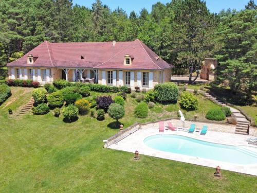 une vue aérienne d'une maison avec piscine dans l'établissement Maison privée avec piscine chauffée, 10 pers., Saint-Chamassy - FR-1-824-15, à Saint-Chamassy