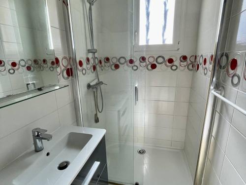 une salle de bain blanche avec une douche et un lavabo dans l'établissement Charmante maison avec piscine pour 6 personnes à Trémolat - FR-1-824-17, à Trémolat