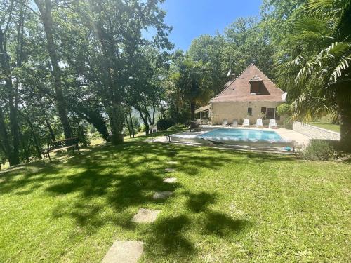 une cour avec une piscine et une maison dans l'établissement Charmante maison avec piscine pour 6 personnes à Trémolat - FR-1-824-17, à Trémolat