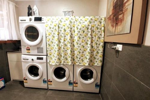 Keiravilleにある3BR Home 2 min drive to UOW, with garage, AC, Wi-Fiのギャラリーの写真