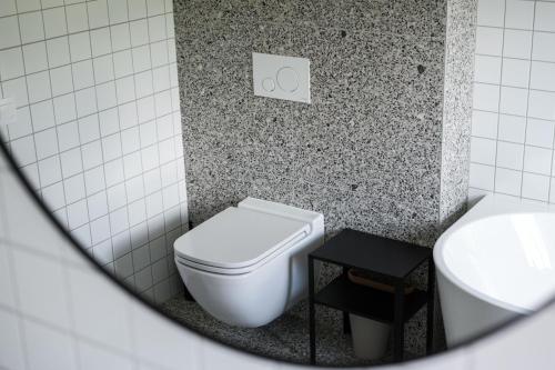 a bathroom with a toilet and a sink at Celý apartmán v rodinném domě s vanou a krbem in Česká Třebová
