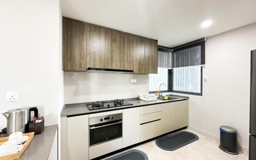 Η κουζίνα ή μικρή κουζίνα στο Datum Jelatek Residence by Airhost