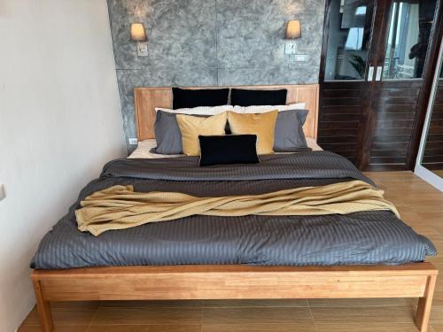 En eller flere senge i et værelse på Luxury Seaview studio apartment at Karon beach