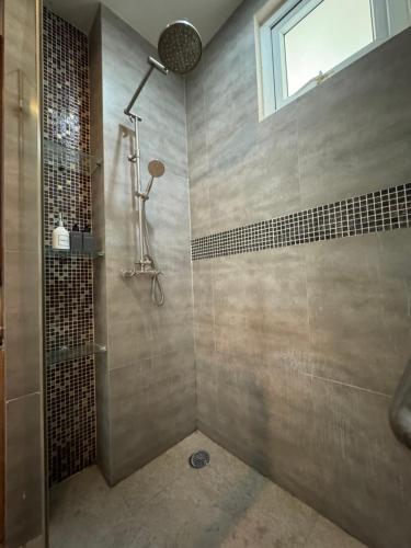 Et badeværelse på Luxury Seaview studio apartment at Karon beach