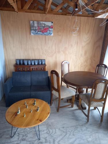 ラ・セレナにあるJpLODGEのソファとテーブルと椅子のあるリビングルーム