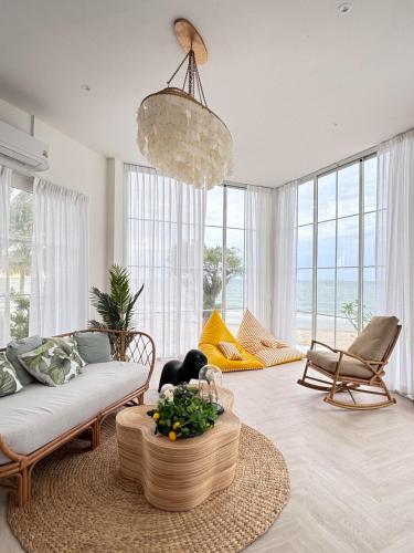 Posezení v ubytování Coastal Calm Beachfront PoolVilla
