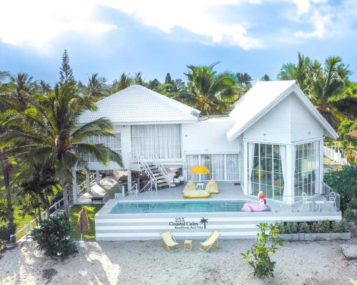 Zahrada ubytování Coastal Calm Beachfront PoolVilla