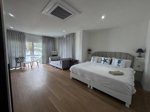 Postel nebo postele na pokoji v ubytování Coastal Calm Beachfront PoolVilla