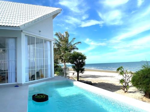 Bazén v ubytování Coastal Calm Beachfront PoolVilla nebo v jeho okolí