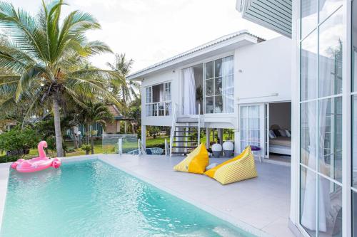 Bazén v ubytování Coastal Calm Beachfront PoolVilla nebo v jeho okolí