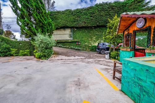 a car parked in a parking lot next to a building at VELINN Pousada Casa de Campos Mountain House in Campos do Jordão