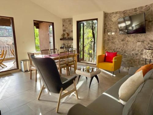 a living room with a table and chairs at Loft Kaela en, Val'Quirico in Santeagueda