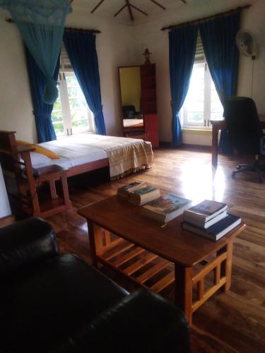 Postel nebo postele na pokoji v ubytování Host In Wegiriya Kandy