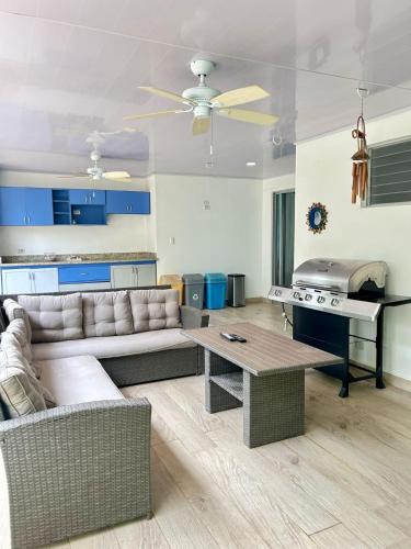 a living room with a couch and a table at Villa Lapas in Bejuco