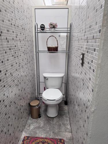 une salle de bain avec des toilettes avec une étagère au-dessus dans l'établissement Casa Josefina corazón del pueblo Allende Nuevo Leon, à Allende