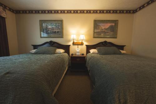 Katil atau katil-katil dalam bilik di Hearthstone Inn & Suites