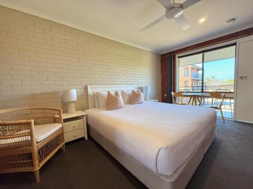 Ένα ή περισσότερα κρεβάτια σε δωμάτιο στο Pelican Motor Inn