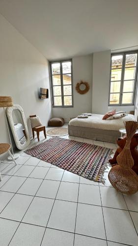 une chambre avec un lit et un tapis au sol dans l'établissement Appartement intra-muros climatisé coeur historique, à Avignon