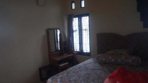 Кровать или кровати в номере Villa Maya Ciwidey