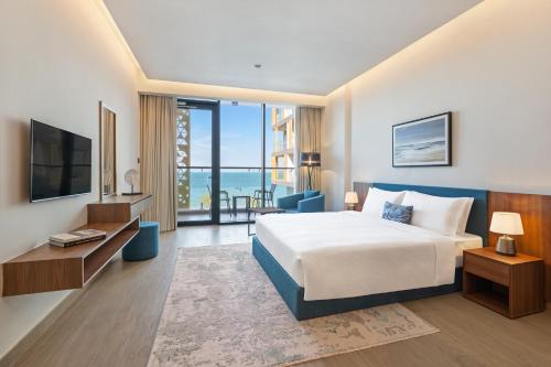 Postel nebo postele na pokoji v ubytování Beach Bay Hotel Mirfa