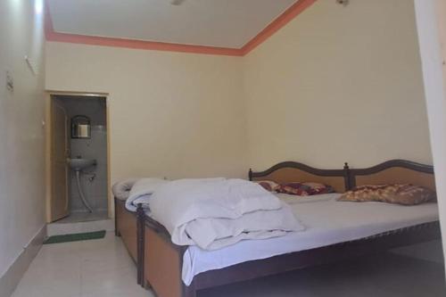 Кровать или кровати в номере Shivalik Guest House by StayApart