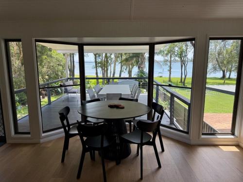 Μπαλκόνι ή βεράντα στο Large Lake House on Lake Macquarie