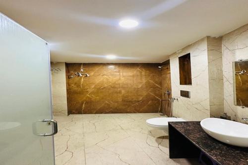 Ένα μπάνιο στο New Garden Inn Hotel