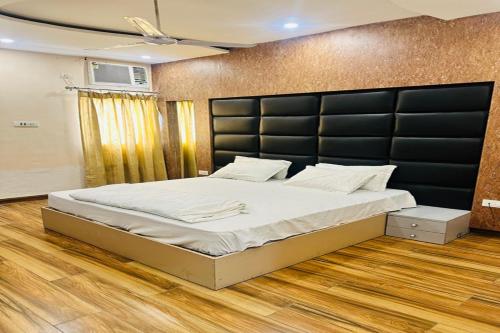 Ένα ή περισσότερα κρεβάτια σε δωμάτιο στο New Garden Inn Hotel