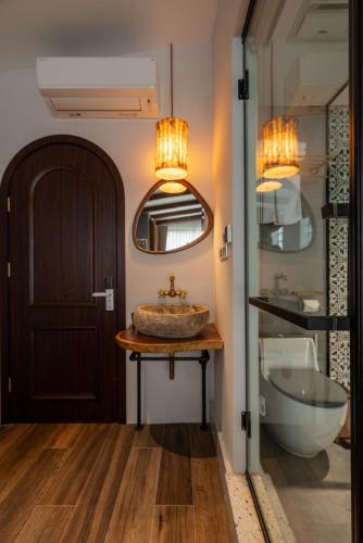 Ένα μπάνιο στο Phen Art House, Artistic Living in the Heart of Old Quarter