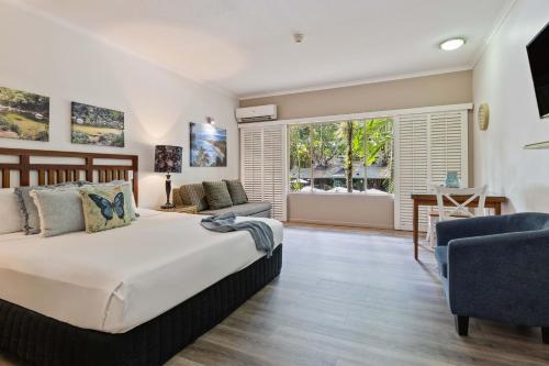 Postel nebo postele na pokoji v ubytování Studio Apartments At TreeTops Port Douglas
