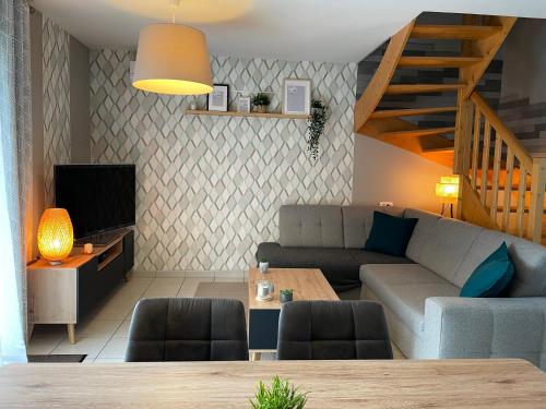 ein Wohnzimmer mit Sofa und Tisch in der Unterkunft La maison de CASTETS entre forêt et océan in Castets