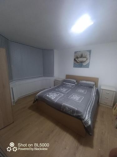 Lovely house for family & group في Wyken: غرفة نوم بها سرير في الغرفة