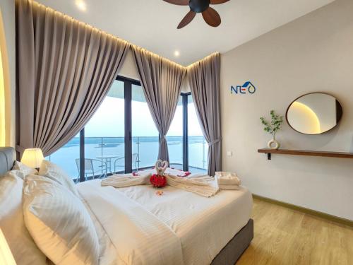 Ένα ή περισσότερα κρεβάτια σε δωμάτιο στο Country Garden Danga Bay InStyle Sea View Homestay Suite by NEO