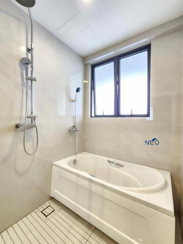 Ένα μπάνιο στο Country Garden Danga Bay InStyle Sea View Homestay Suite by NEO