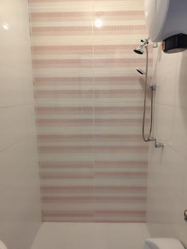 a shower with a glass door in a bathroom at Apartamento Limas Airport in Lima