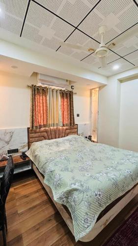 a bedroom with a large bed in a room at Hotel Vivaanta in Dhanbād