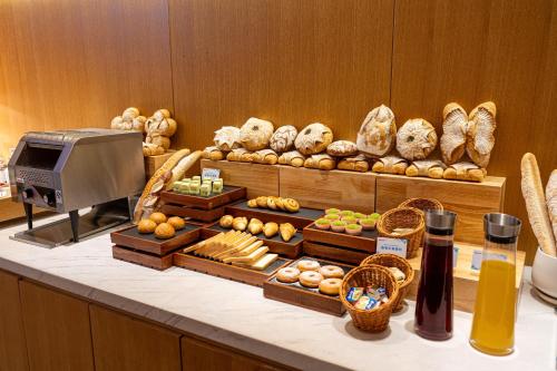 a bakery with bread and pastries on a counter at Hilton Garden Inn Jinzhong Yuci in Jinzhong