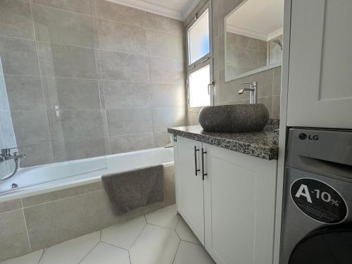 un baño con lavabo y bañera en Amazing sea view apartment in Miraflores, en La Cala de Mijas