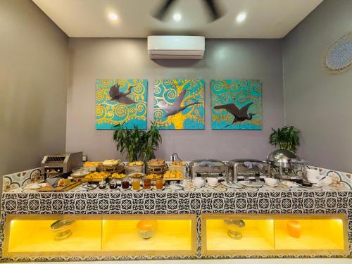 um balcão com buffet de comida em uma sala em Memoire d' Angkor Boutique Hotel em Siem Reap