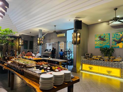 uma fila de buffet com pratos em uma mesa em um restaurante em Memoire d' Angkor Boutique Hotel em Siem Reap