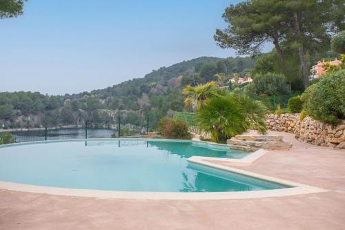 une piscine avec une montagne en arrière-plan dans l'établissement Appartement Grande Terrasse Vue Mer, à Saint-Raphaël