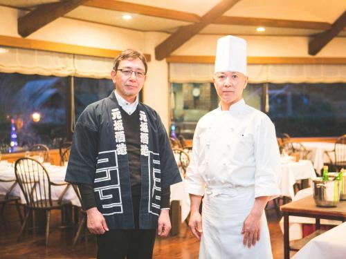 two chefs standing next to each other in a restaurant at 奥伊勢フォレストピア in Ema