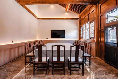 a dining room with a table and chairs at Lishè Hotel in Pingyao