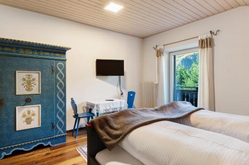 a bedroom with a bed and a window at Alter Fausthof in Fie allo Sciliar