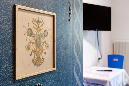 a picture of a face on a blue wall at Alter Fausthof in Fie allo Sciliar