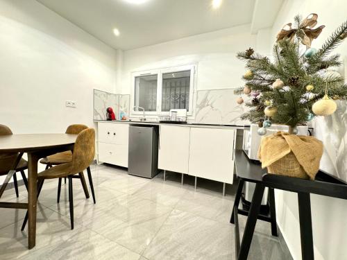 Una cocina con un árbol de Navidad sobre una mesa. en Cozy apartment with garden, en Vitry-sur-Seine